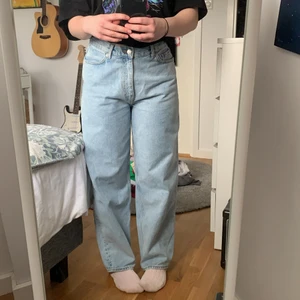 Weekday ”Rail” stl. M  - Ett par ljusblåa, mid waist, ”oversize” jeans från Weekday. Dessa har varit mina favoriter i snart 2 år men använder dem inte lika mycket längre. Längden på dem är super för dig som är lite kortare, själv är jag 165 och de sitter perfekt på mig! De sitter lite löst i midjan men annars sitter de super på kroppen!!☺️