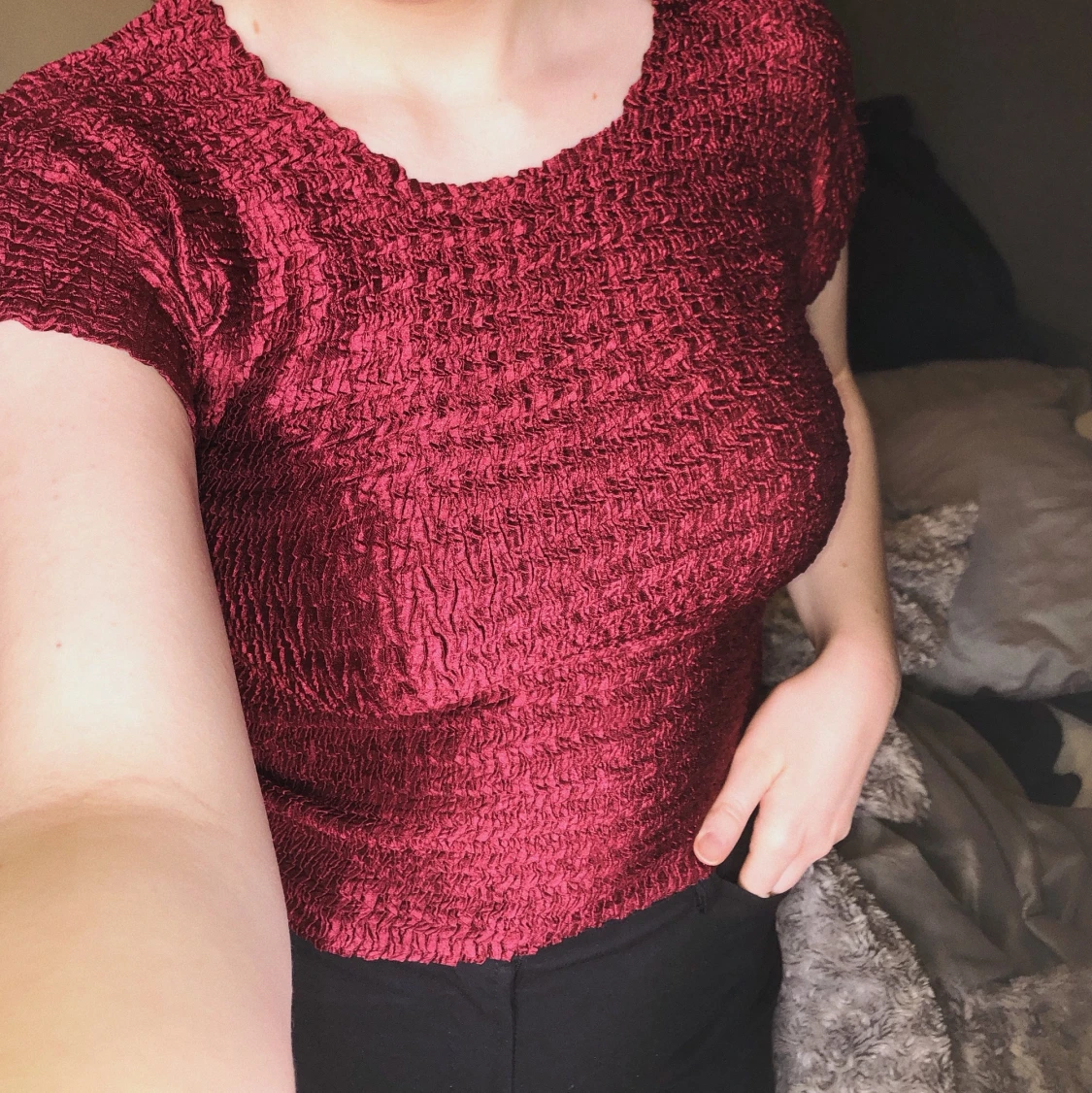 Vinröd tröja med unikt material