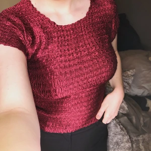 Vinröd tröja med unikt material - En sjukt fin vinröd tröja med unikt material! Jag vet inte var den är ifrån, men den sitter som en smäck!😍 jag brukar bära S för referens!