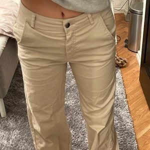Cargopants  - Ett par cargopants från Bershka som är slutsålda! Är lite kluven om jag vill sälja dessa (gillar dem jättemycket) men kommer det bra bud så säljer jag! Dem är storlek 36! Jag är 165 och på mig är dem ungefär 1 dm förlånga. Hade tänkt att sy upp dem men tänker att jag väntar med det ifall att det är så att någon som är längre än mig vill köpa! 