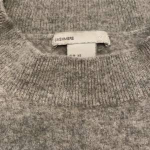En super snygg cashmere tröja som är i nyskick säljer pågrund av att den tyvärr är för liten för mig kontakta för intresse ny pris 399 💞🤩