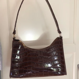 Väska  - Brun söt väska, nästan aldrig använd. Skriv privat om ni är intresserade💜