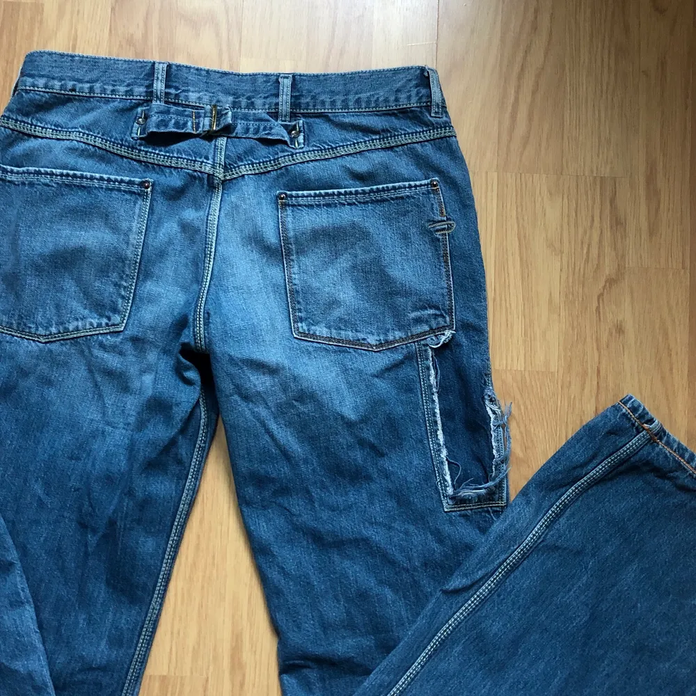 Jätte härliga lågmidjade diesel jeans i dunder skick, skulle säga att storleken är W30L32. Köparen står för spårbar frakt💚. Jeans & Byxor.