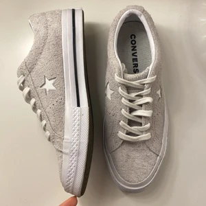 Converse canvas skor - låga Converse i mocka. jävligt fräscha till vår/sommarn ☀️ ser i princip helt oanvända ut! 🙌 ⭐️ 🤍