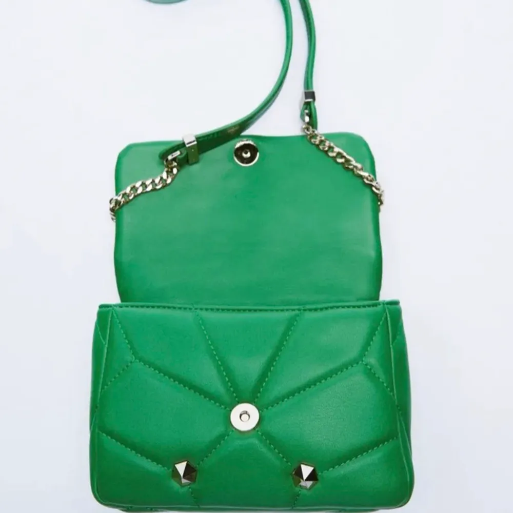 Så snygg väska i härlig grön färg, nästan helt oanvänd. Väskor.