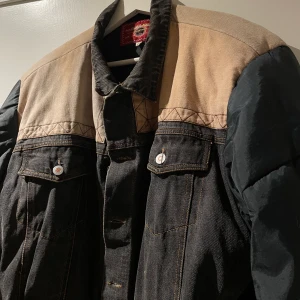 Puffer jacket  - Säljer denna sjukt coola dunjacka som ser ut som en jeansjacka blandat med en bomberjacka. Hittat den second hand och säljer vid bra bud. 