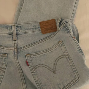 Levis vintage jeans 💕 - Vet inte modell! Dock sitter dem exakt som 501 jeansen från Levis😍 Sån perfekt färg som går å matcha till ALLT! 💕.                                           (Vet inte midjemått eller innerbensmått)