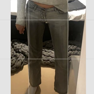 Grå lågmidjade jeans  - Säljer då dom tyvärr inte passar mig och är lite för korta i benen, jag är 1,73.