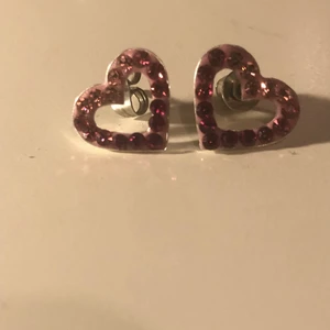 Hjärt örhängen - Säljer dessa fina hjärt örhängen! Vid intresse kontakta mig privat!💕