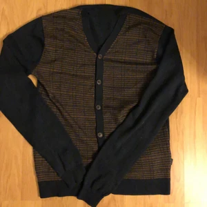 kofta - jätte söt kofta från tiger of sweden. jätte fint skick. storlek M. köparen står för frakt 💚