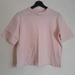 Knappt använd rosa t-shirt. Jätte fin och luftig till sommaren. 50 kr + frakt.