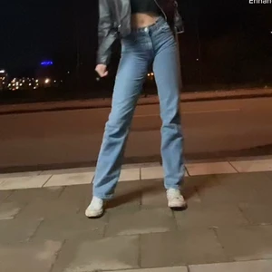 zara mid rise jeans - jättefina och nästan oanvända. dom är tyvärr för små för mig så därför säljer jag dem!💓är villig att gå ner i pris