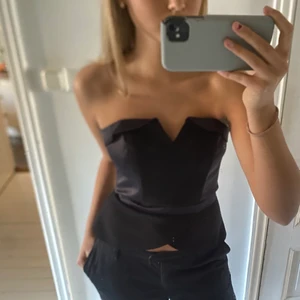 Korsett - Svart Korsett topp som stängs med dragkedja bak