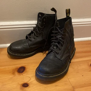 Dr Martens  - Ett par Dr Martens, st 40. De är inte använda speciellt mycket men har lite smuts på sig som lätt går att torka bort!