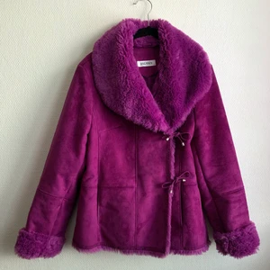 Balmain Vintage fuskpäls mocka jacka - BALMAIN Vintage fuskpäls, mocka jacka. Storlek märkt 40 (fransk) ca XS-M beroende på önskad passform. 