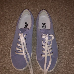 Skor - Superfina vår/sommar skor i mocka från twist and tango. Liten platå. Fint skick. Använda 3-4 gånger🥰 nypris 1500 men säljer för 350 då dom tyvärr aldrig kommer till användning