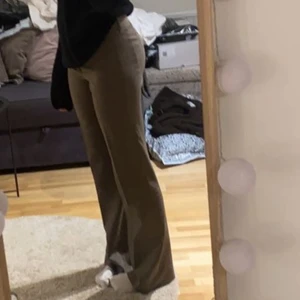 Nya byxor zara limited edition  - Byxa flare Limited edition, färgen brun-mink i storlek S. Helt nya med prislappen kvar, nypris 599kr💞