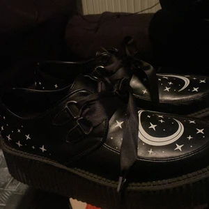 Moonbeam creepers killstar - Jätte fina moonbeam creepers ifrån killstar, använda få gånger, säljer skorna då dem är för stora för mig. Skorna är i storlek 40 och slutsålda på killstar i nuläget. Frakt ingår i priset💗