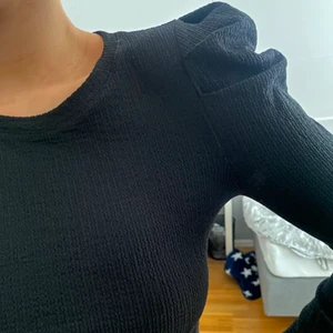 Svart långärmad med puffärmar! - Från Monki! Knappt använd & Strl S. Superfin att klä upp och ned🤍 