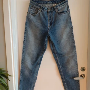 HM momjeans - Skitsnygga momjeans i strl 29. Har använts några gånger men dom är fortfarande i mkt bra skick. 