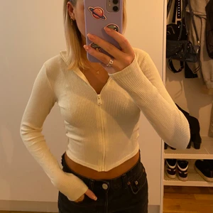 Tröja Ginatricot stl XS - Snygg tröja med dragkedja från Gina🤎 Använd ett fåtal gånger och sitter så snyggt!💫 Kan postas så frakt tillkommer:)🤎