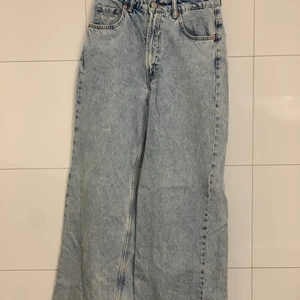 Hm byxor  - Blåa skön jeans från hm inget e fel på dem har bara tröttnat på den . Dom e i storlek 36