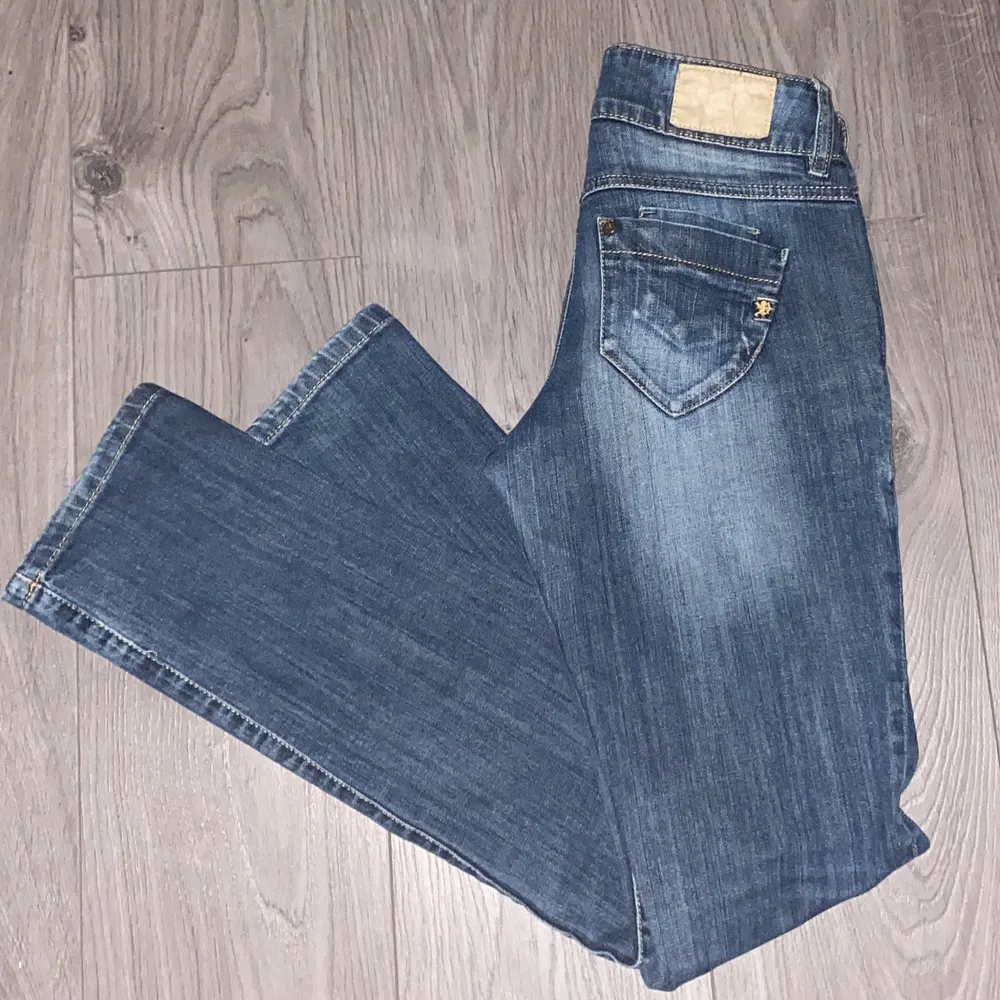 Säljer dessa överfina darkwash lågmidjade low waist jeans. Väldigt y2k vibes :) de är i storlek 26/32. Jeans & Byxor.