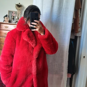 Fluffig kappa - Kappan från mango som Kenza hade på sig. Underbar röd färg, suuuuuper mjuk! Storlek xs/s, rätt rymlig. Sista bilden visar att den ena fickan är sönder, inget som syns utåt men därav det billiga priset.  Nypris 1500