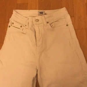 Vita overzised byxor  - Säljer dessa fina vita overzised byxor👍❤️dom är ifrån lager 157 och jag köpte dom för 150❤️ säljer dom för dom kommer tyvärr inte till användning längre🙈❤️ använt dom några gånger😘 kom privat för fler bilder😎