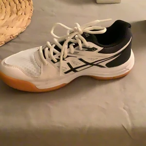 Säljer detta aldrig använda skor - Helt nya ordinarie pris 649