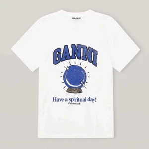 Ganni T-shirt  - Säljer mina fina ganni T-shirt som är helt slutsåld i storlek S. Säljer endast vid bra bud. Buda!!
