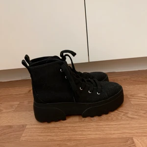 Svarta boots - Supersnygga svarta boots med högre sula och snörning!🌼 Frakt tillkommer😊