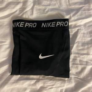 Nike Pro träningsbyxor i storlek xxs.  Jag säljer dom för dom är för små för mig men inte för att dom är för korta. Om du är 158/159 skulle dom passa i längden. Bra skick!
