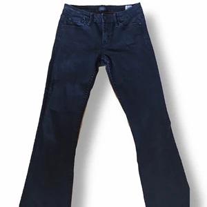 low waist jeans - svarta low waist bootcut jeans, skriv privat om du har några frågor <3