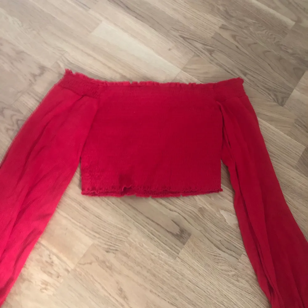 Säljer en jätte fin röd tröja från H&M som jag älskar! Men använder aldrig längre, passar alla storlekar då den är väldigt stretchig ❤️Bra skick! . Tröjor & Koftor.