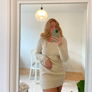 Stickad klänning - Stickad klänning perfekt till hösten! Knappt använd. Frakt ingår i priset🤩