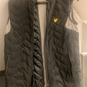 Lyle & scott väst - Storlek M, väldigt bra skick. Inga fläckar etc. Pris kan diskuteras