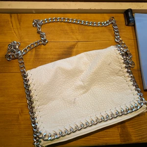 Väska - Väska från tiamo. Större modell så den är väldigt rymlig och får plats med mycket saker för att vara en axelväska. Köpt för 659kr och säljes för 200kr då den har några märken/fläckar (se bild 2&3) annars är den i jätte fint skick! GRATIS FRAKT ❤️❤️STÅR DET INTE SÅLD PÅ ANNONSEN FINNS DEN FORTFARANDE KVAR!!