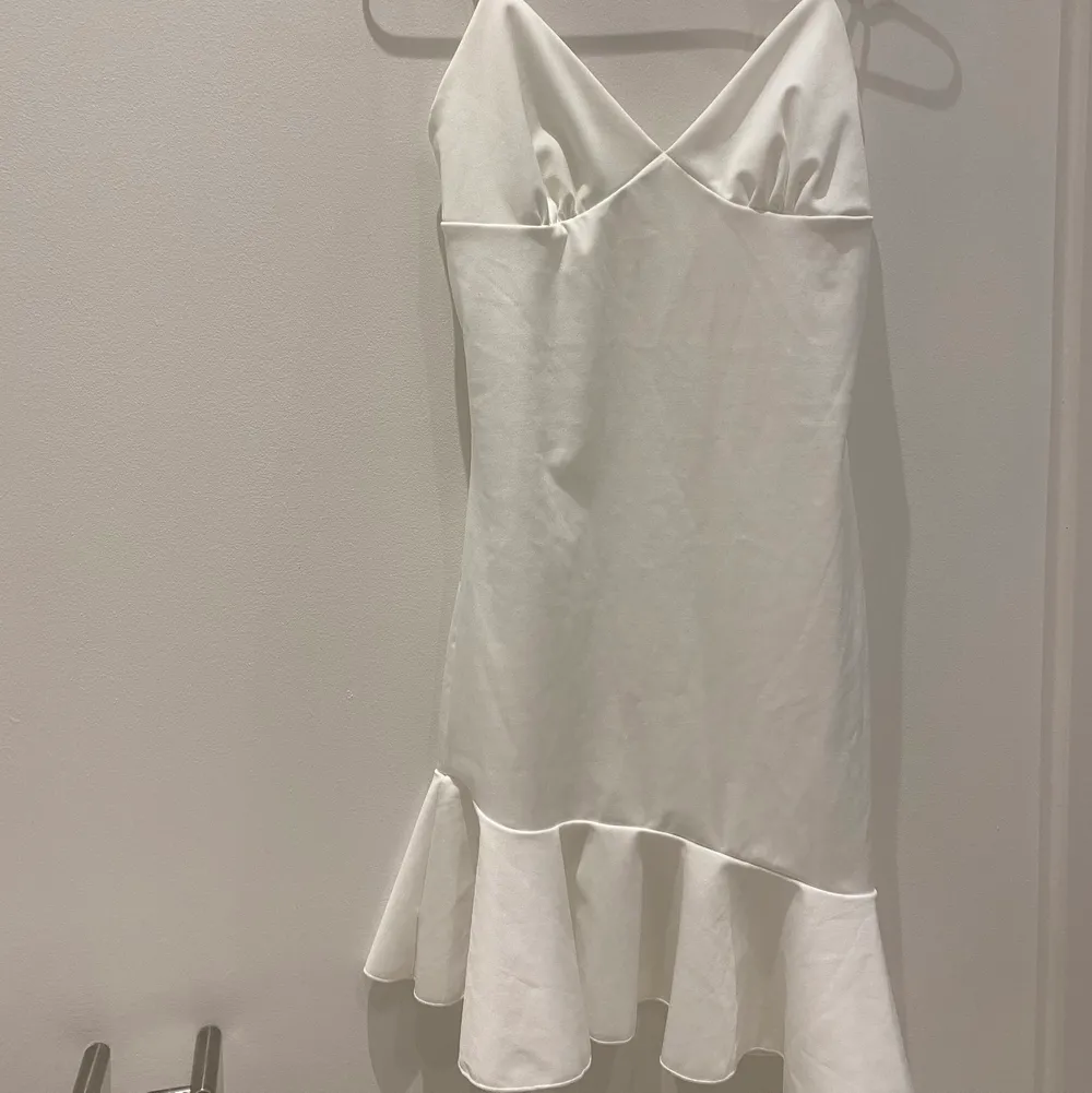 White dress in very stretchy material . Klänningar.