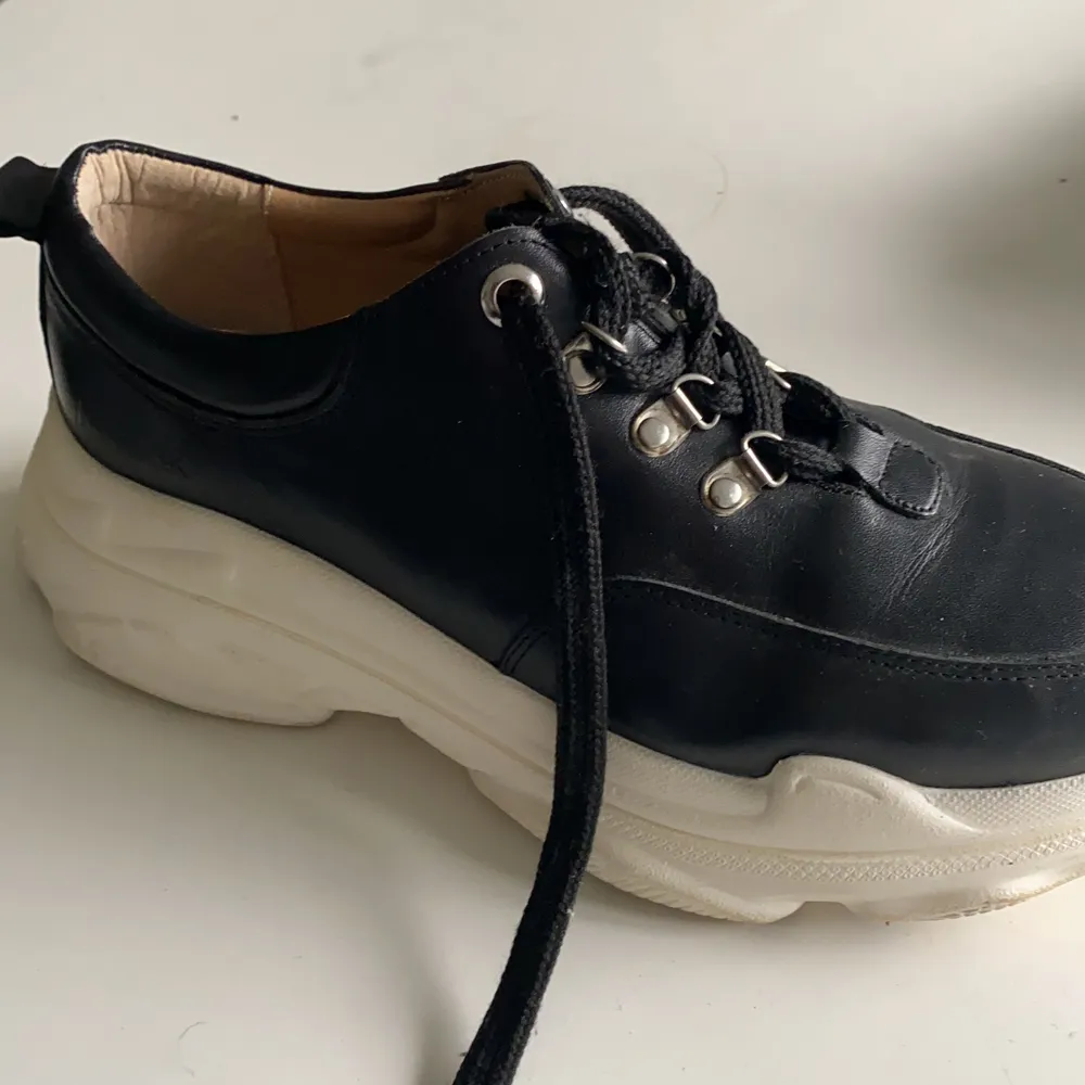 Ett par sneakers i läder från k.cobler. Köpta för 999kr. Knappt använda. Säljer för 650kr (som utgångspris) ❤️. Skor.