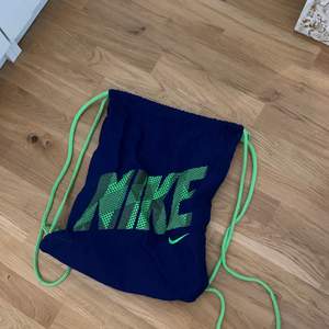 En blå/grön idrottspåse från Nike. Köparen står för frakten!