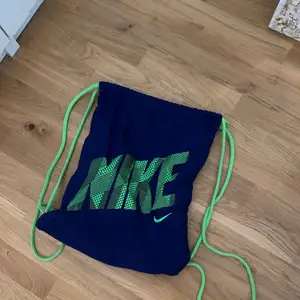 En blå/grön idrottspåse från Nike. Köparen står för frakten!