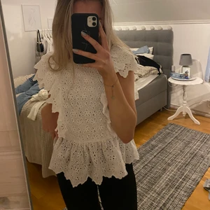 Blus - Säljer denna vita fina blus från H&M i storlek 38 för 40kr. Jag skulle säga att den är ganska liten i storleken i och med att jag vanligtvis jag XS o den passar mig. Den är inte riktigt min stil längre och då känns det bättre att sälja vidare den😊