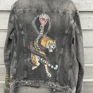 Philipp plein  - En jeans jacka från philipp plein som är köpt för 8 tusen. Den kostade 21 tusen men med 70% rabatt köpte jag den för 8 tusen. Har använt den några gånger och den är riktigt bra sick då jag tog hand om det väldigt bra.