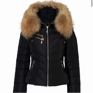 Hollies Chatel jacka - Jacka från Hollies med äkta päls i storlek 34. Använd en säsong men i bra skick. Pris kan diskuteras vid snabb affär. 