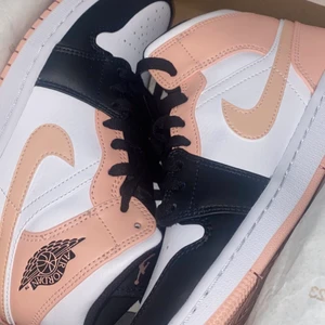 Jordans 1 Sko  - andvända endast 2 gånger , men ser helt ny köpa ut. Dom är i Storlek 40. Köpa för ungefär 2500 kronor sommaren 2021