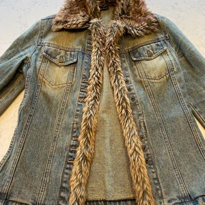 Mng vintage jacket - Vintage jacket with fur on the neck area and wrists pretty much 2000a vibe 