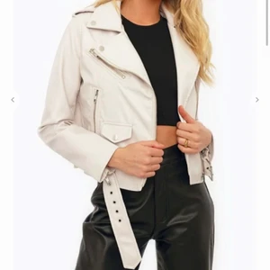 BEIGE LÄDERJACKA  - Helt ny ljusbeige oanvänd jacka i läderimitation från Chiquelle. Nypris 699, säljer för 100. Storlek 36 skulle säga att de passar XS, Skriv för fler bilder och annat!☺️☺️
