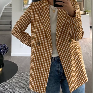 Rutig kavaj - Rutig kavaj i gult och vitt. Fin kavaj i storlek XS från Pieces. Sitter väldigt fint på. Stor i storleken, går att använda som S och ha en tjockare tröja under. 