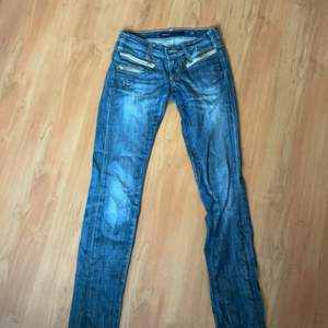 Lågmudjade jeans från MISS SIXTY  så himla snygga jeans men nu säljer jag dom för att dom är för små vid höften tyvärr. Pris går att diskutera!